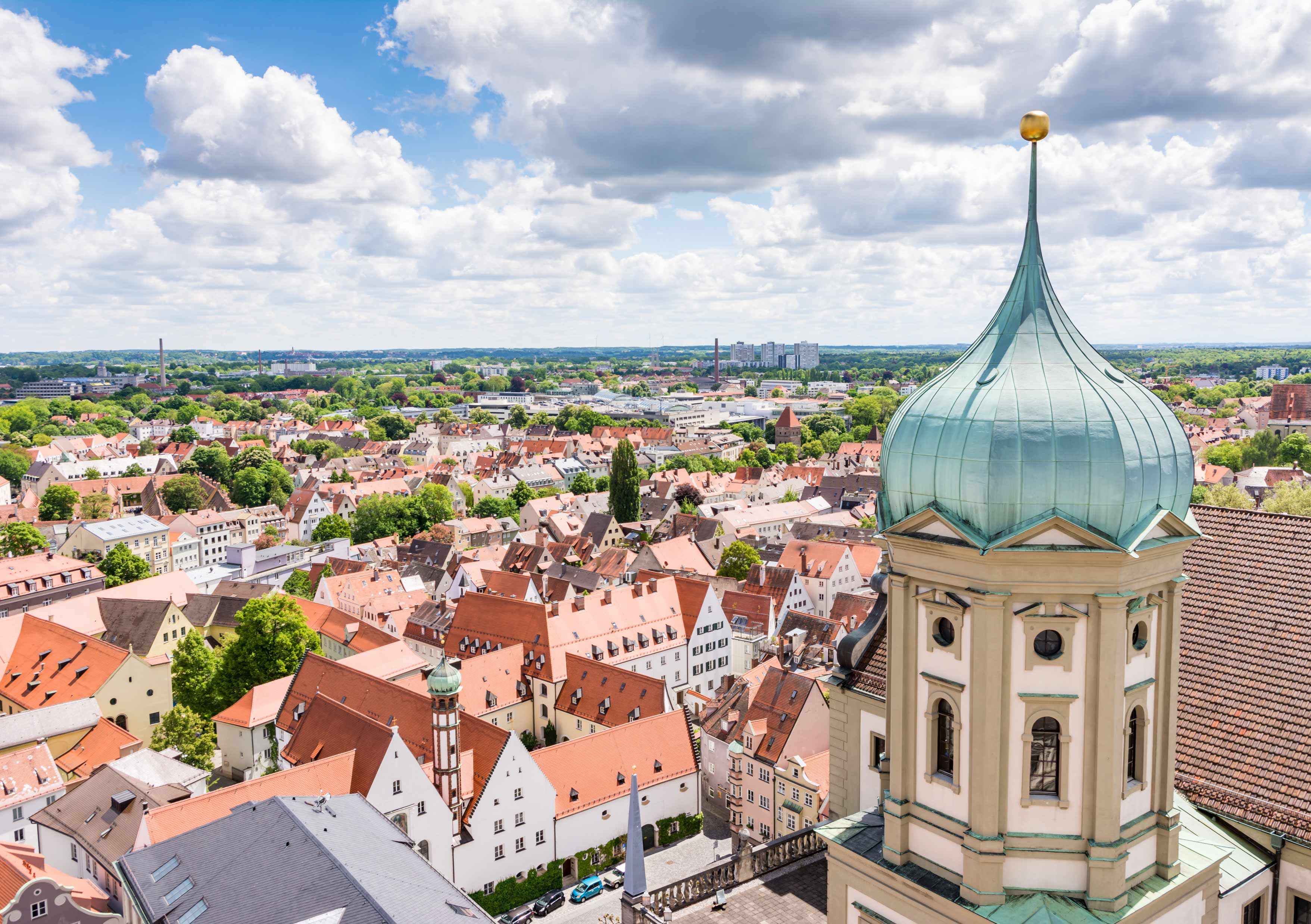 Stadtpanorama Augsburg mit Turm im Vordergrund